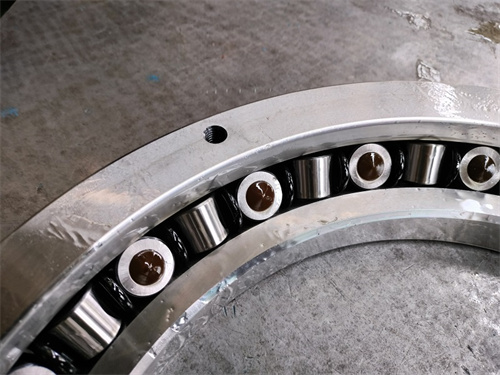 Large gear hobbing machines install roller bearing XR 882055